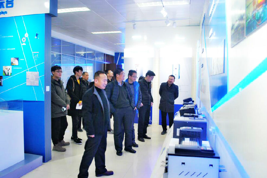 西馳電氣董事長宋濤、總經理徐革平陪同